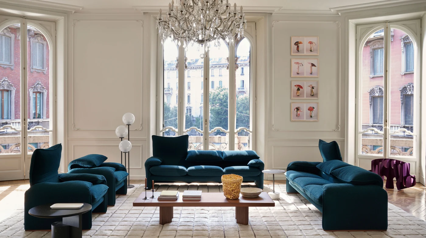 Intérieur Cassina : canapés bleu pétrole dans une architecture lumineuse